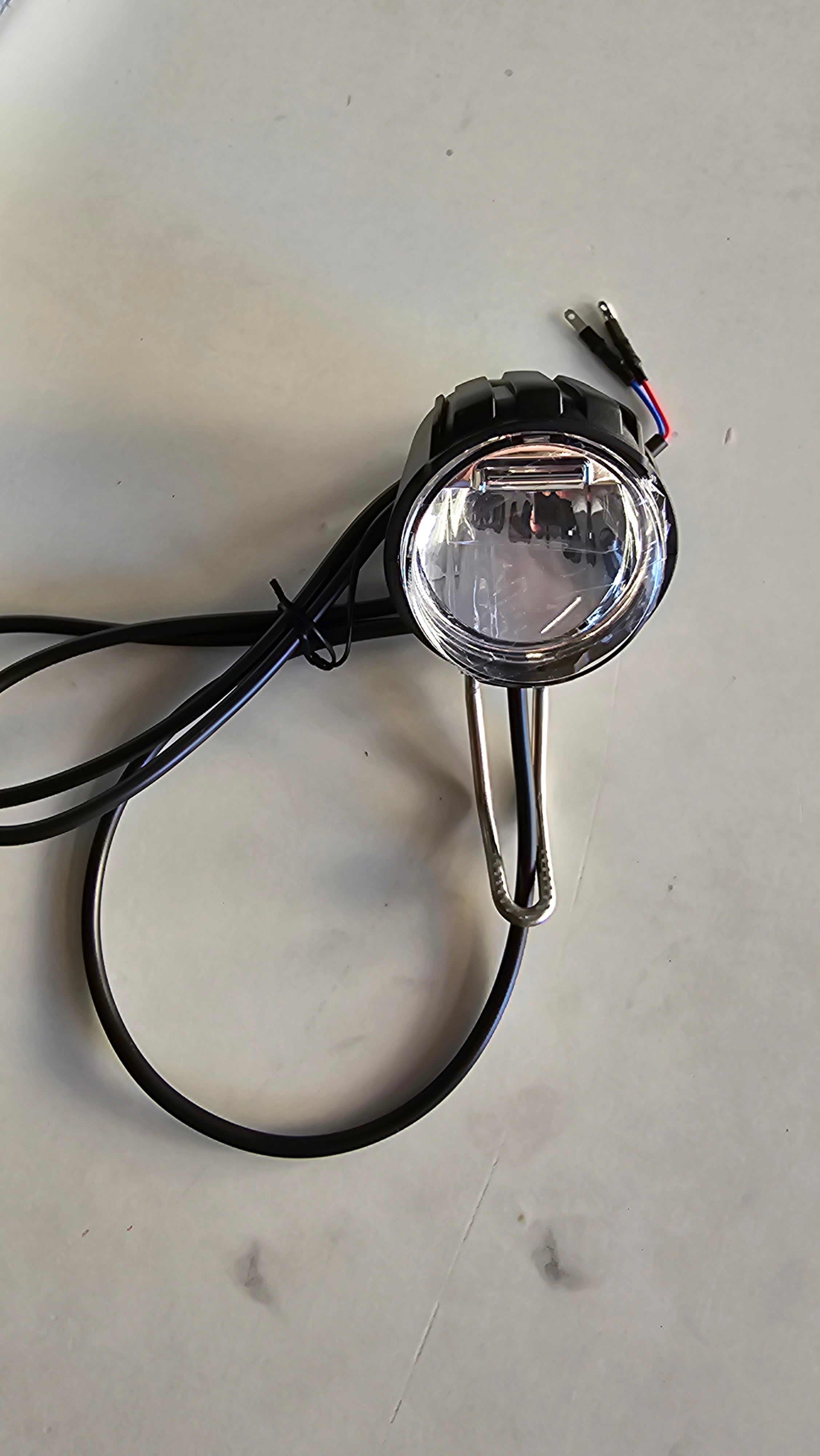 Lampe 6V pour moteur central vélo avec éclairage LED, montage flexible et installation facile.