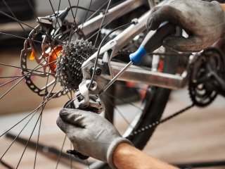 Nettoyage ultra son de la transmission de vélo avec démontage et réglages.