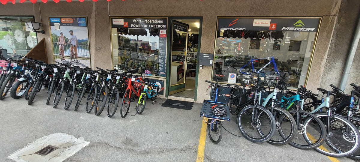Vitrine du magasin Electrobike Zone à Prilly, vélos exposés devant l'entrée